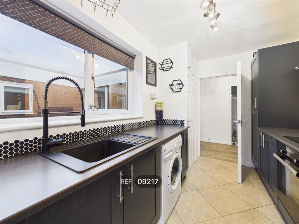 Property photo 2 of 10 Kitchen