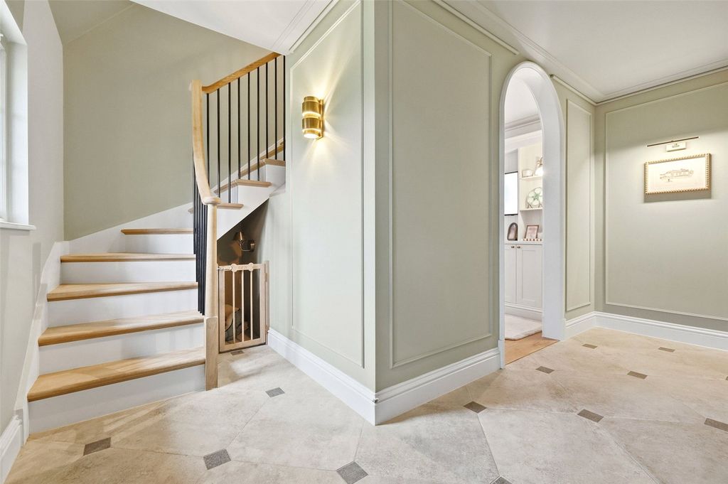 Property photo 2 of 18 Entrance Hall