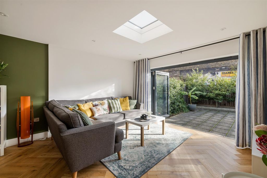 Property photo 2 of 27 Corfield Street, E2