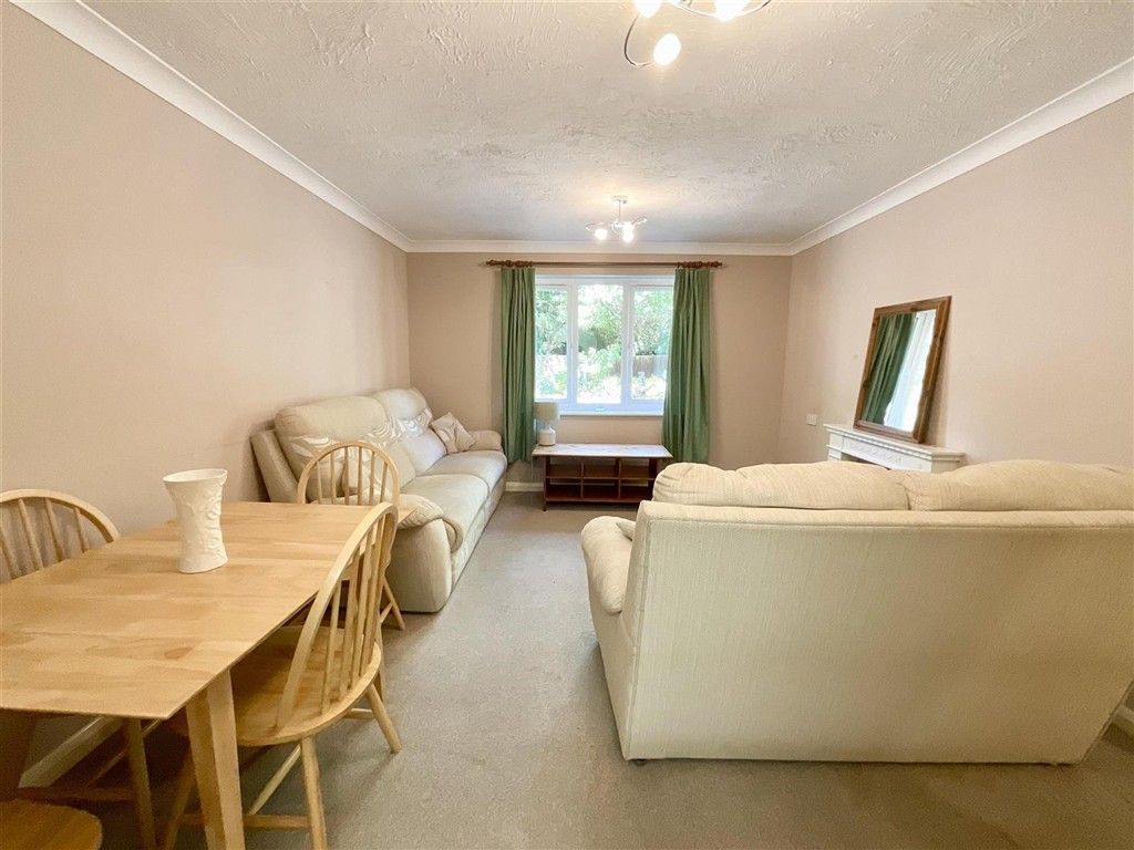 Property photo 1 of 8 Lounge