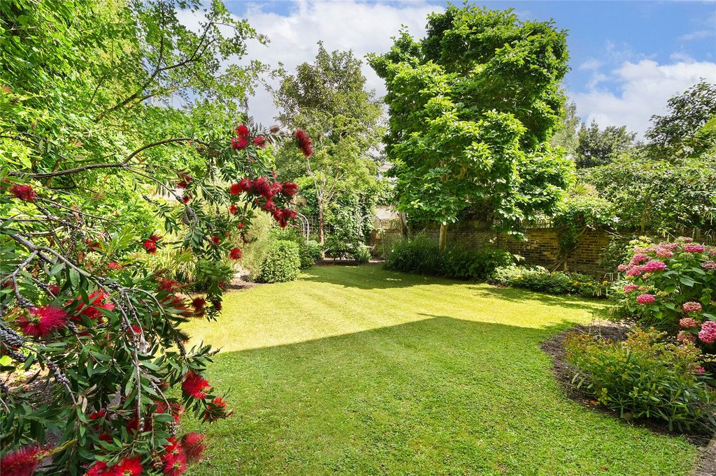 Property photo 2 of 11 Garden