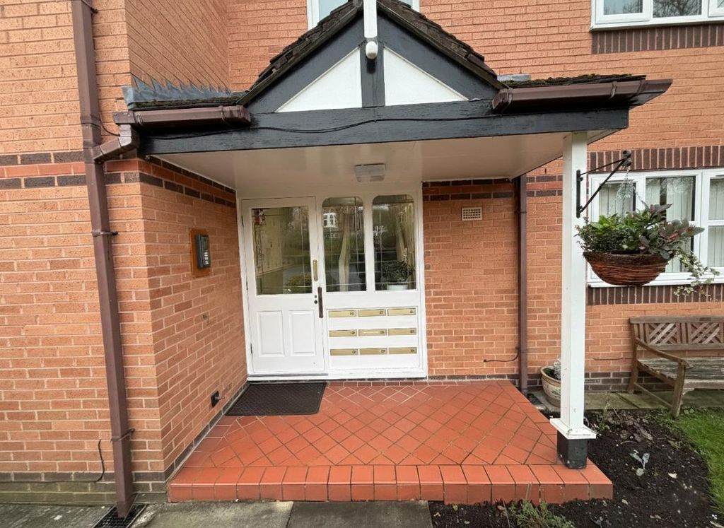 Property photo 2 of 20 Communal Entrance