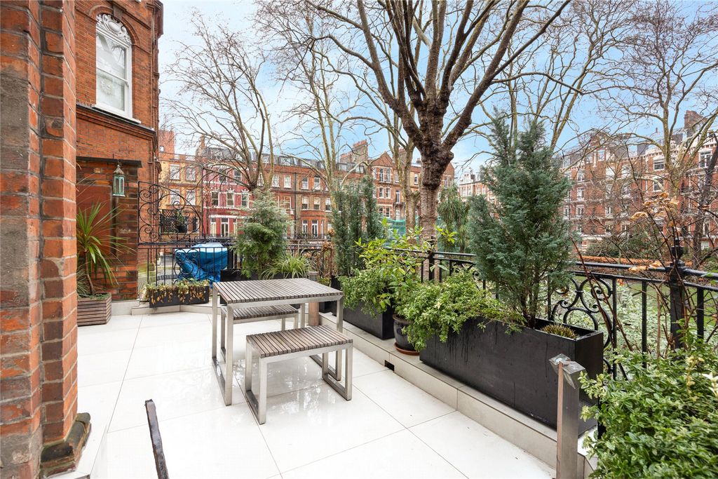 Property photo 1 of 10 Balcony