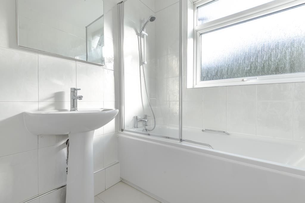 Property photo 3 of 10 Bathroom