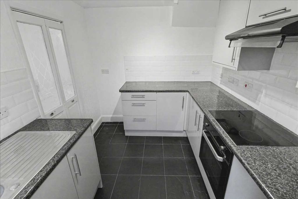 Property photo 3 of 28 Refitted Kitchen