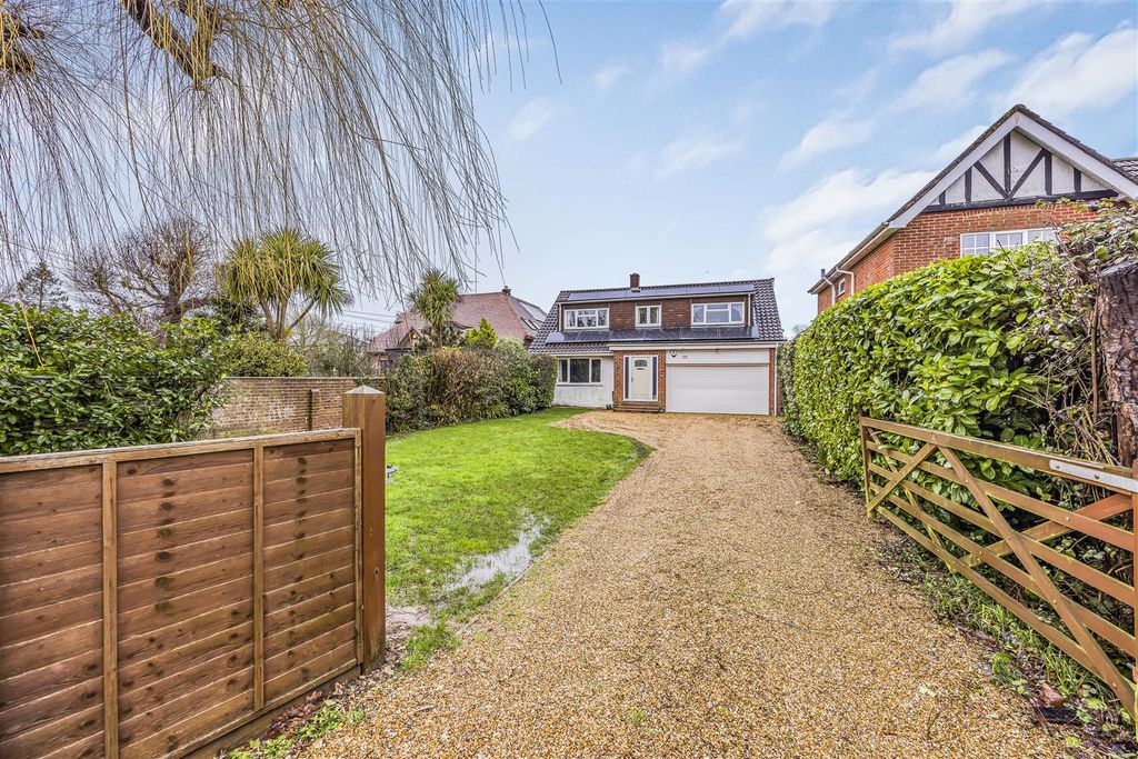 Property photo 1 of 19 59 Park Lane, Cowplain-Porticomarketing-Soldby-29.