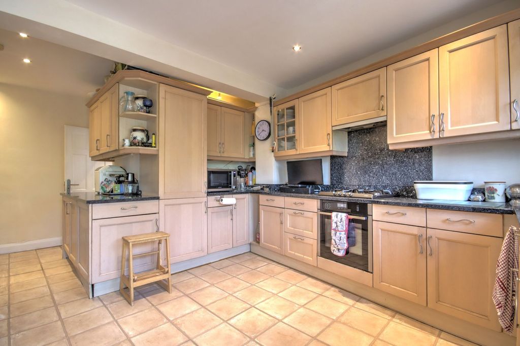 Property photo 2 of 12 Kitchen 1