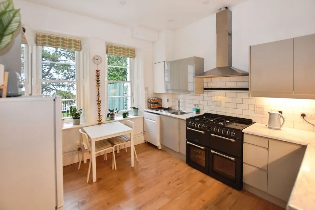 Property photo 3 of 17 Picture 3