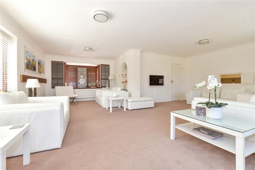 Property photo 3 of 13 Lounge