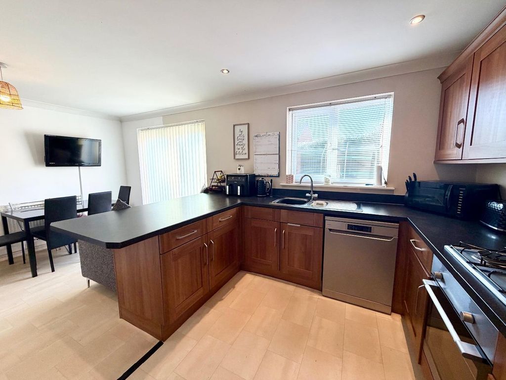 Property photo 3 of 14 Kitchen