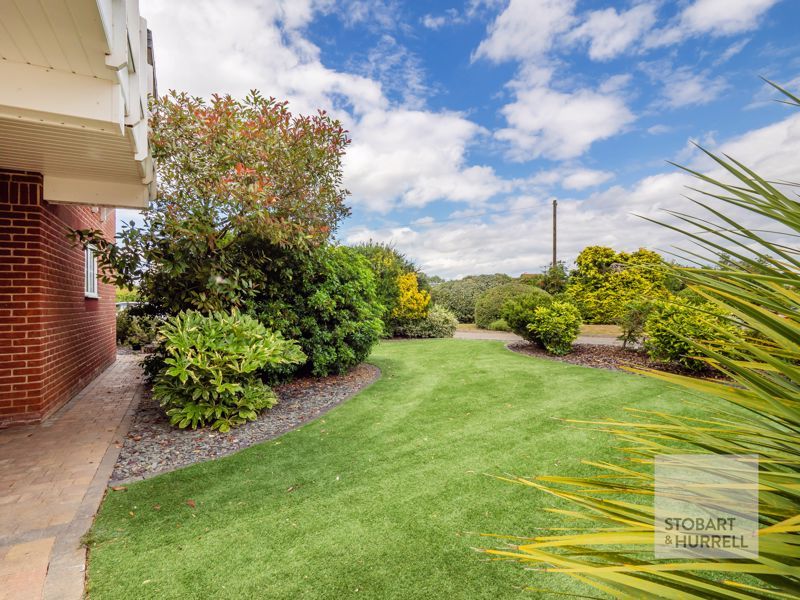 Property photo 3 of 26 Lawn Garden