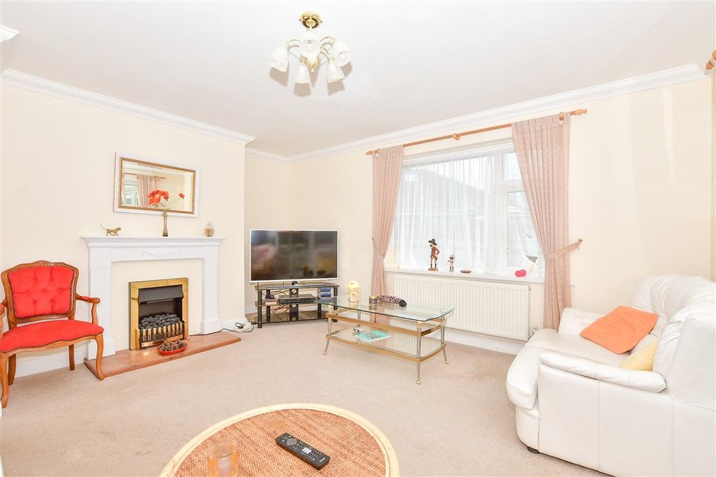 Property photo 3 of 10 Lounge