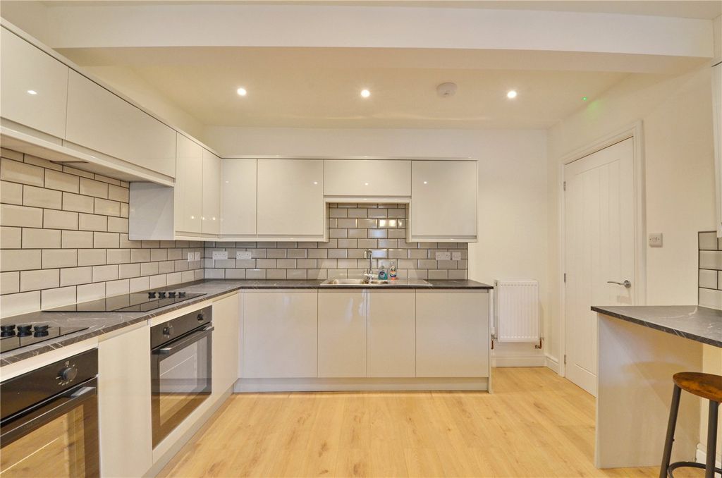 Property photo 3 of 16 Picture No. 11