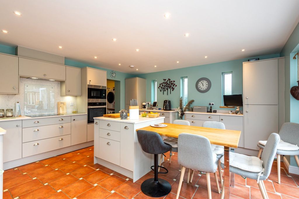 Property photo 3 of 22 Dining Kitchen