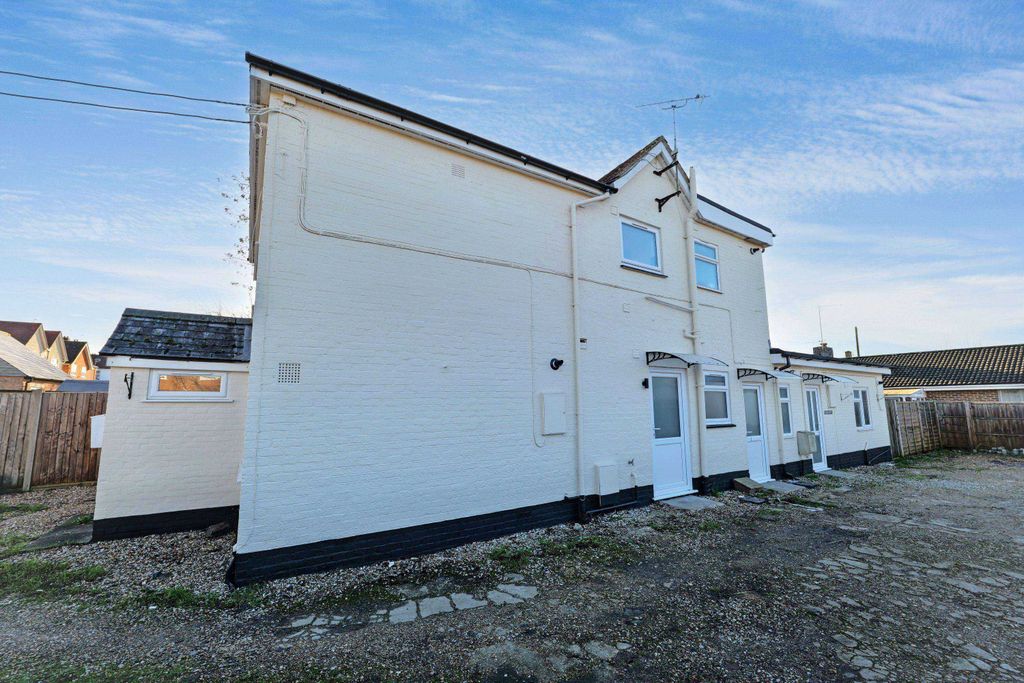 Property photo 2 of 19 69 Headley Road, Liphook, Hampshire, Gu30 7Pr