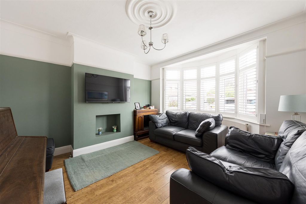 Property photo 3 of 36 Grenville Gardens, Ig8