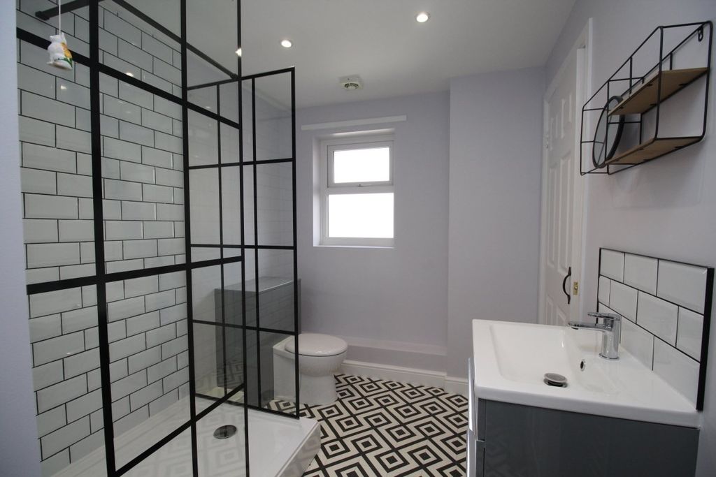 Property photo 2 of 16 Shower Room