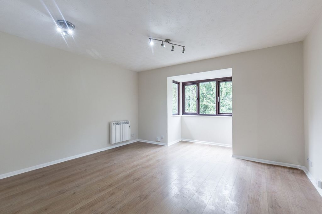 Property photo 3 of 10 Living_Room