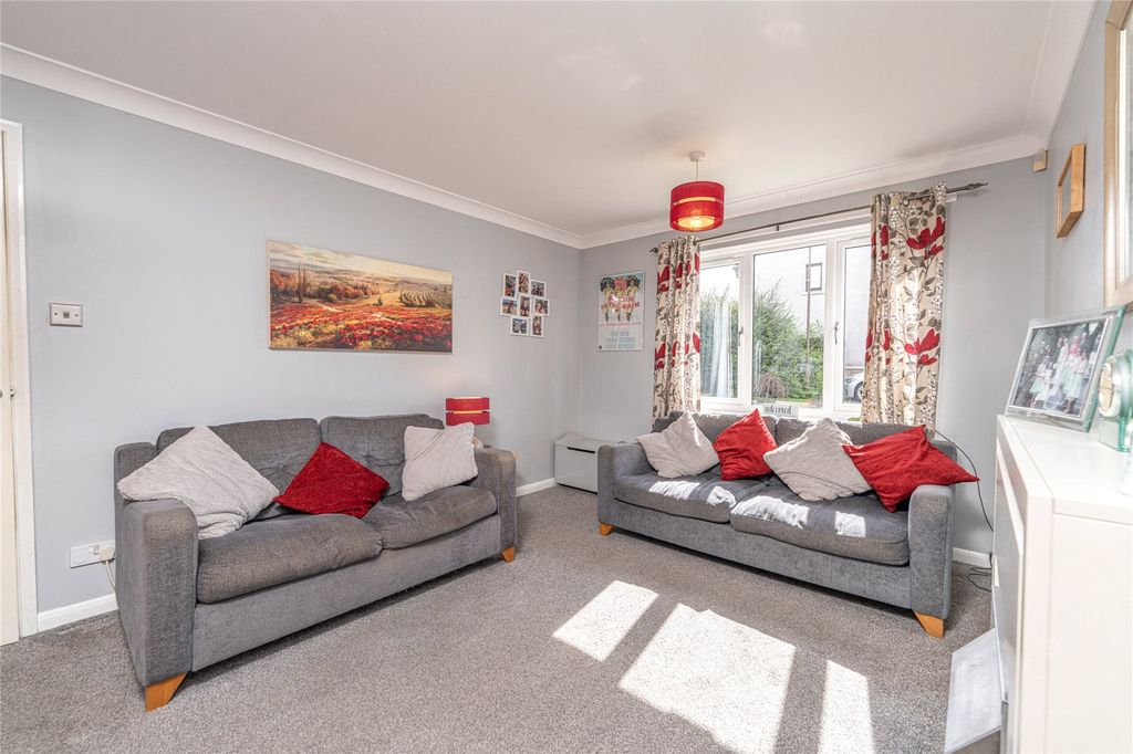 Property photo 3 of 31 Lounge Alt