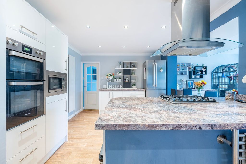 Property photo 2 of 23