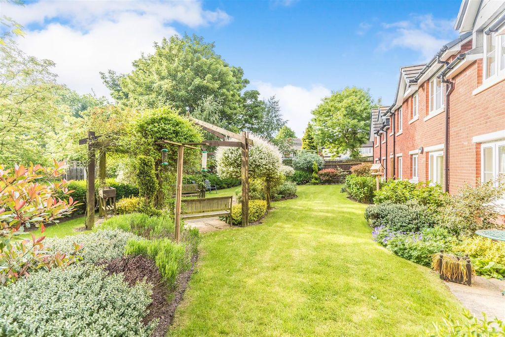 Property photo 2 of 29 Comunal Gardens.Jpg