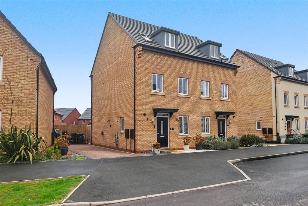 Property photo 1 of 18 External