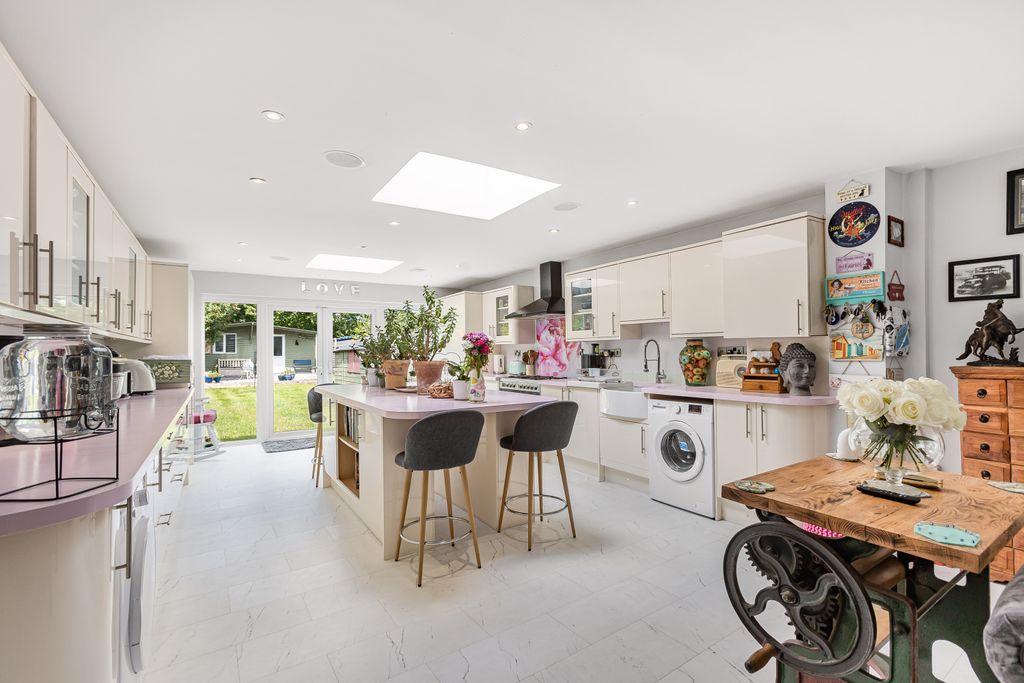 Property photo 2 of 28 484348