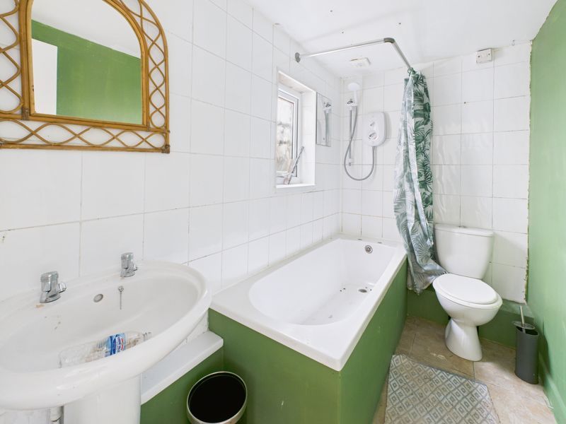 Property photo 3 of 10 Bathroom