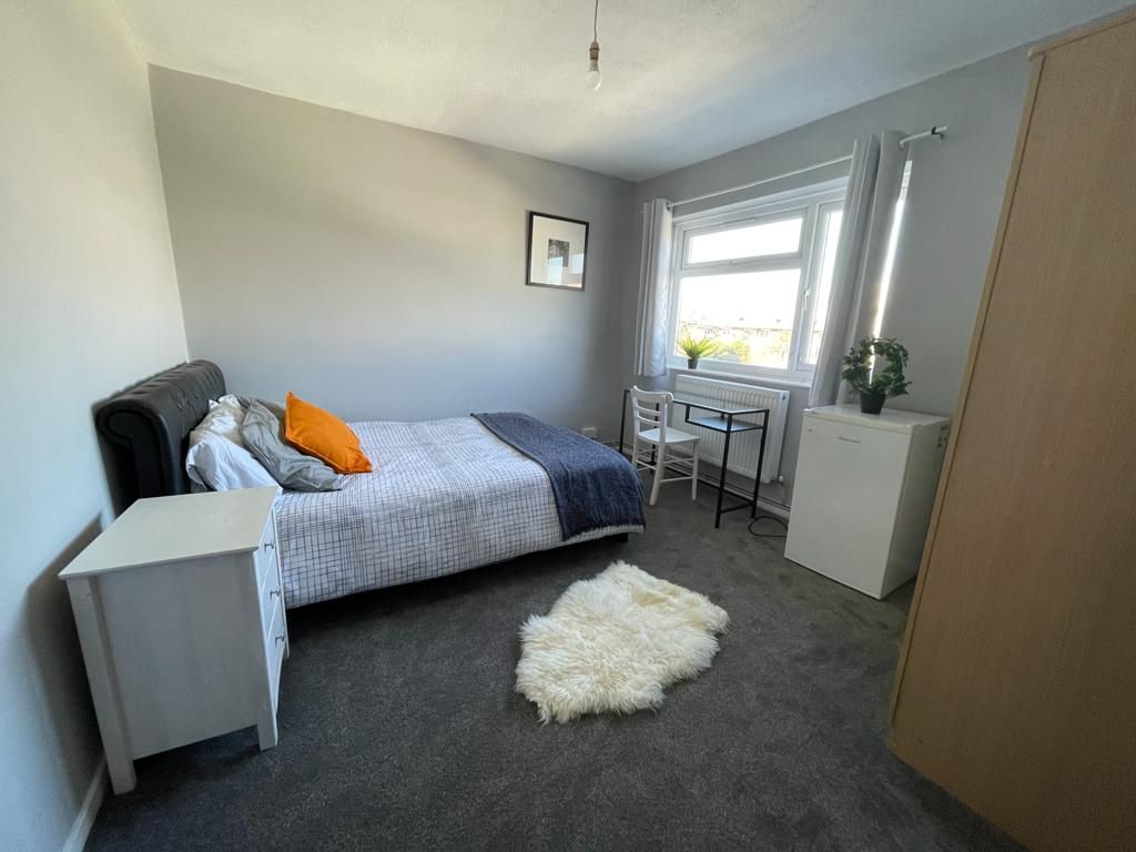 Property photo 2 of 12 Room 2- £800 Available From 19/09/2026