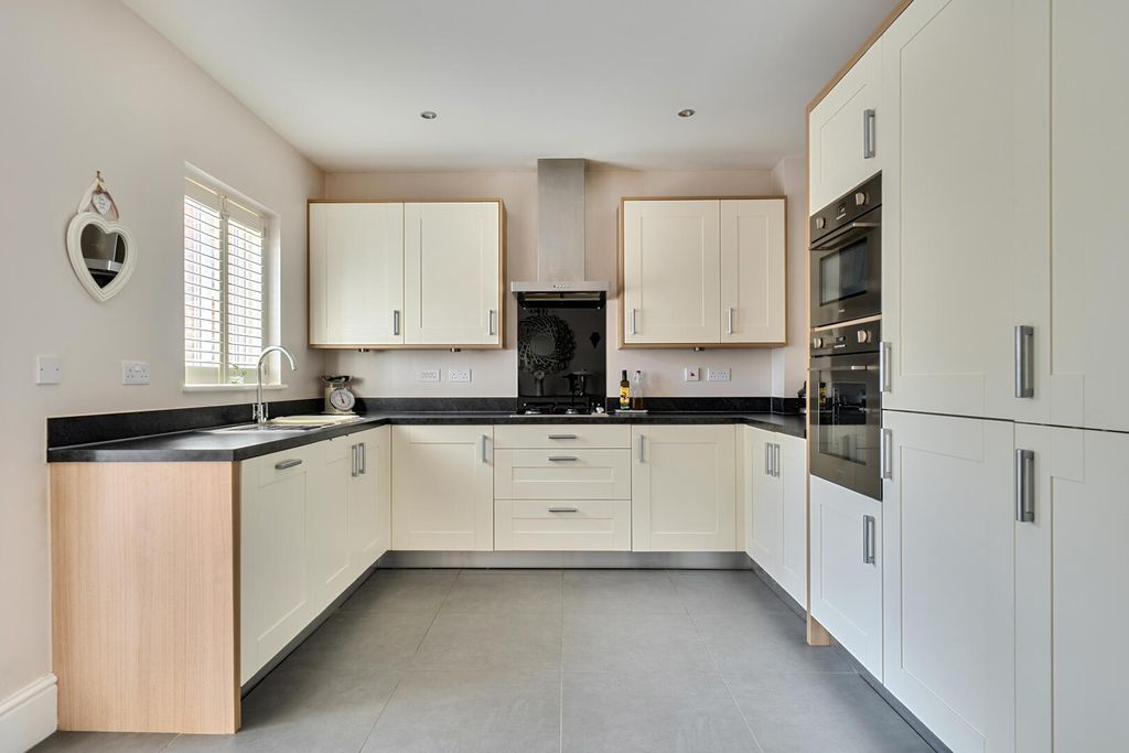Property photo 3 of 18 Kitchen