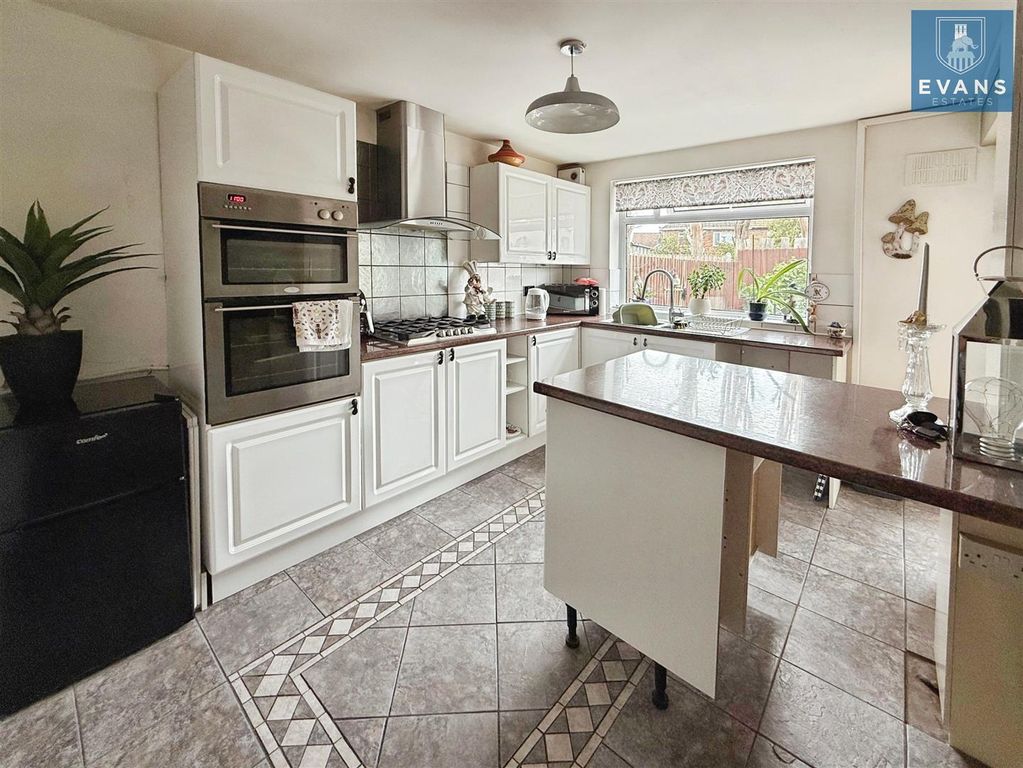 Property photo 2 of 31 Kitchen