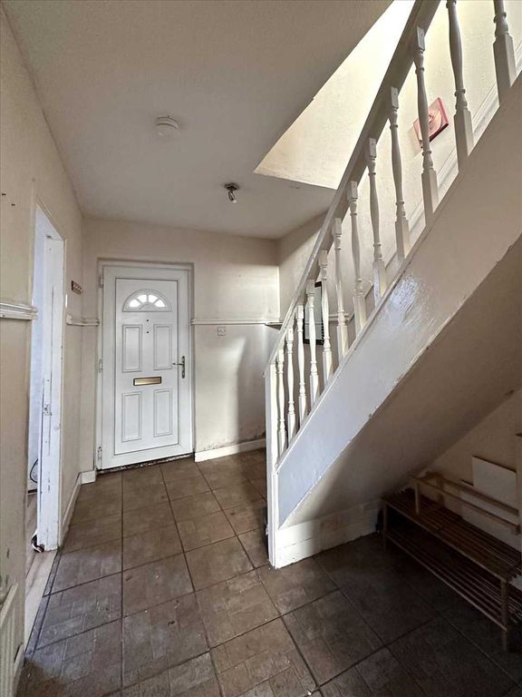 Property photo 2 of 16 Ground Floor