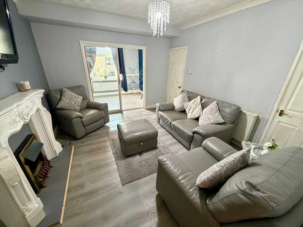 Property photo 2 of 18 Lounge