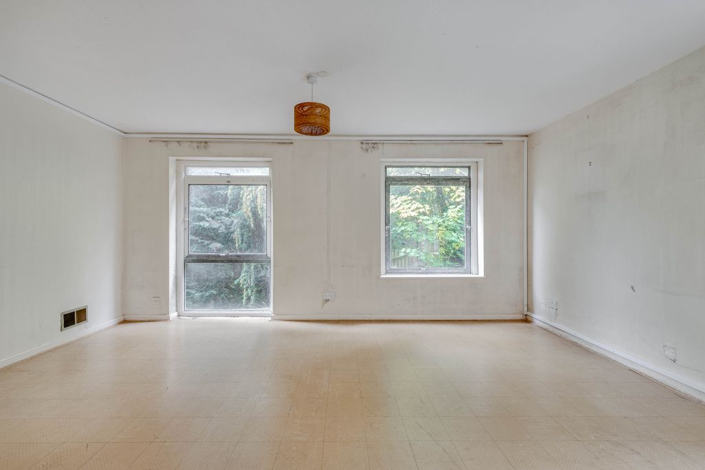 Property photo 3 of 12 11 Hetley Gardens, Se19 -6