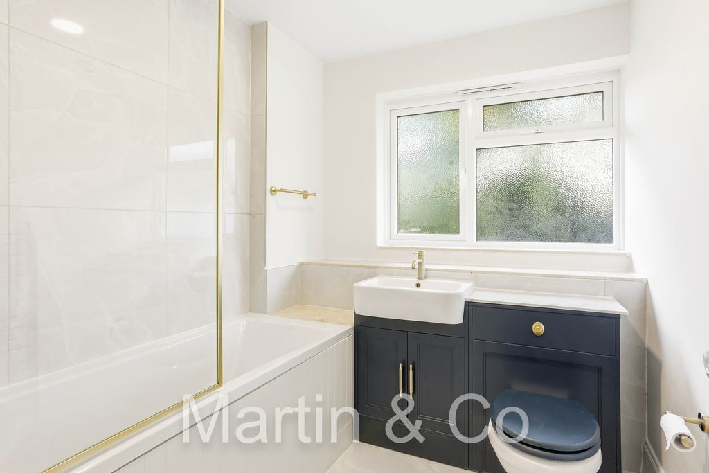 Property photo 3 of 11 1632811302 - 26 Avondale Court, Sm2 - 1