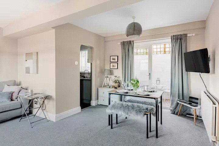 Property photo 2 of 16 Picture No. 12