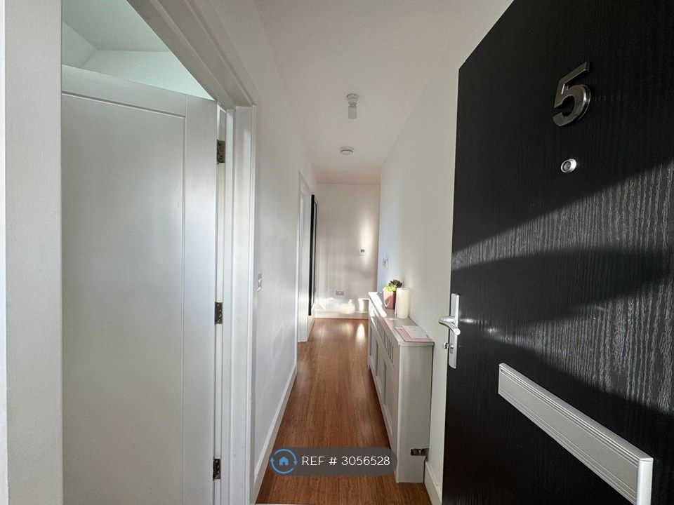 Property photo 2 of 11 Hallway
