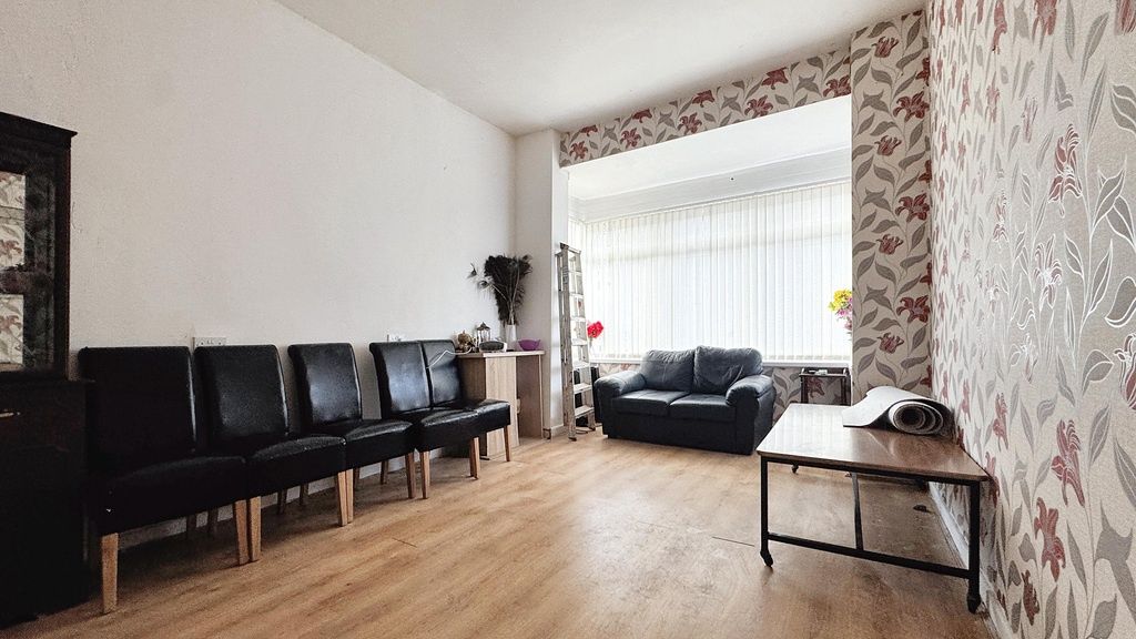 Property photo 3 of 14 Bright, Well-Kept Living Room With Wood-Effect Flo...