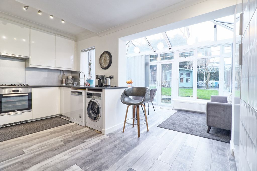 Property photo 2 of 27