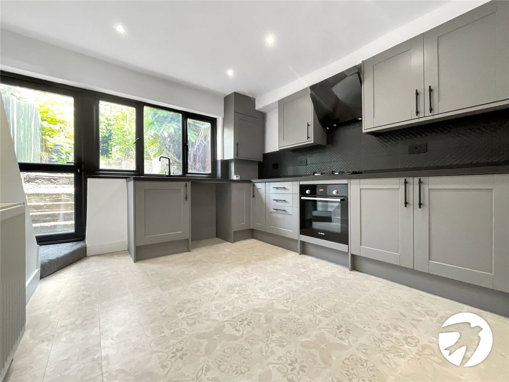 Property photo 2 of 11 Kitchen