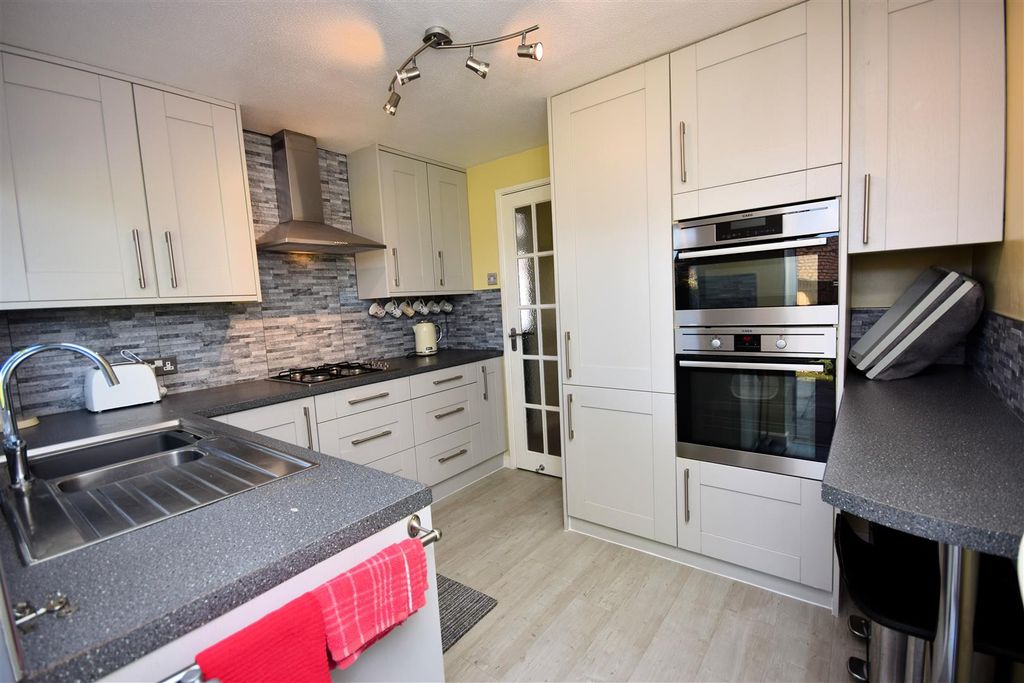 Property photo 3 of 22 Kitchen/Breakfast Room