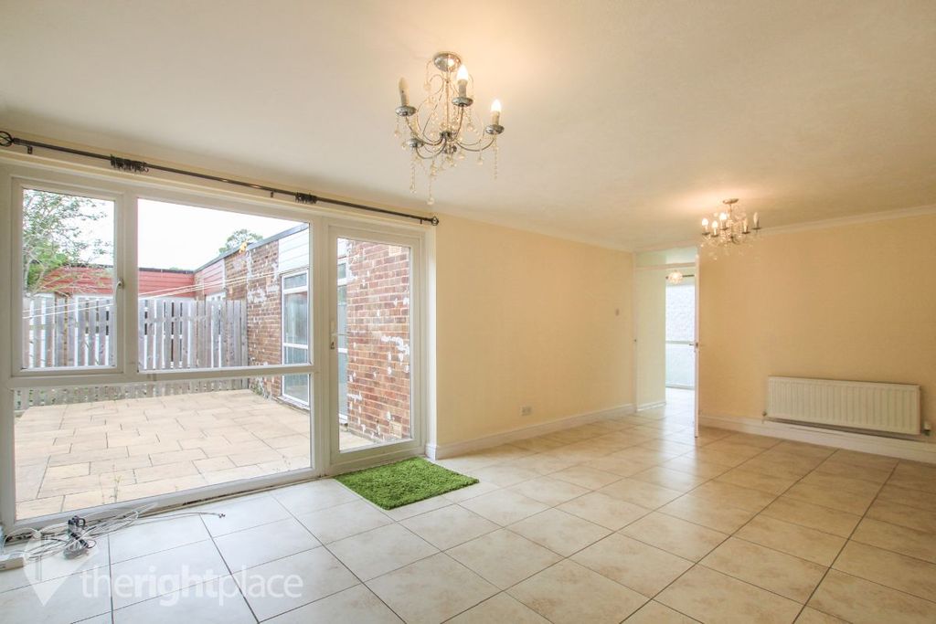 Property photo 3 of 8 Lounge