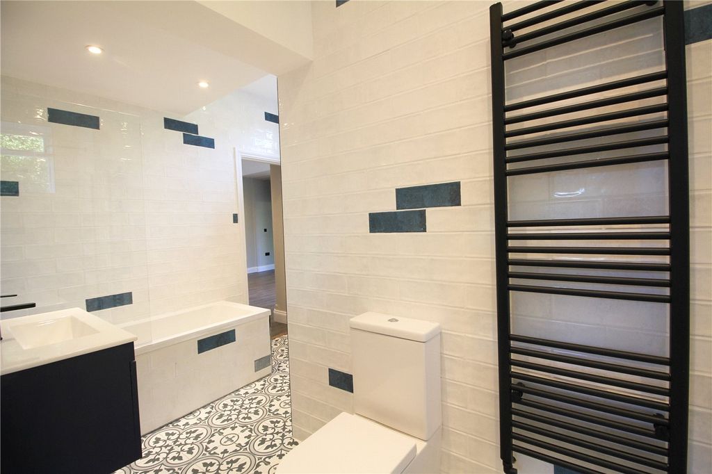 Additional image 7 of 3 bed flat to rentHillcourt Road, Cheltenham, Gloucestershire GL52