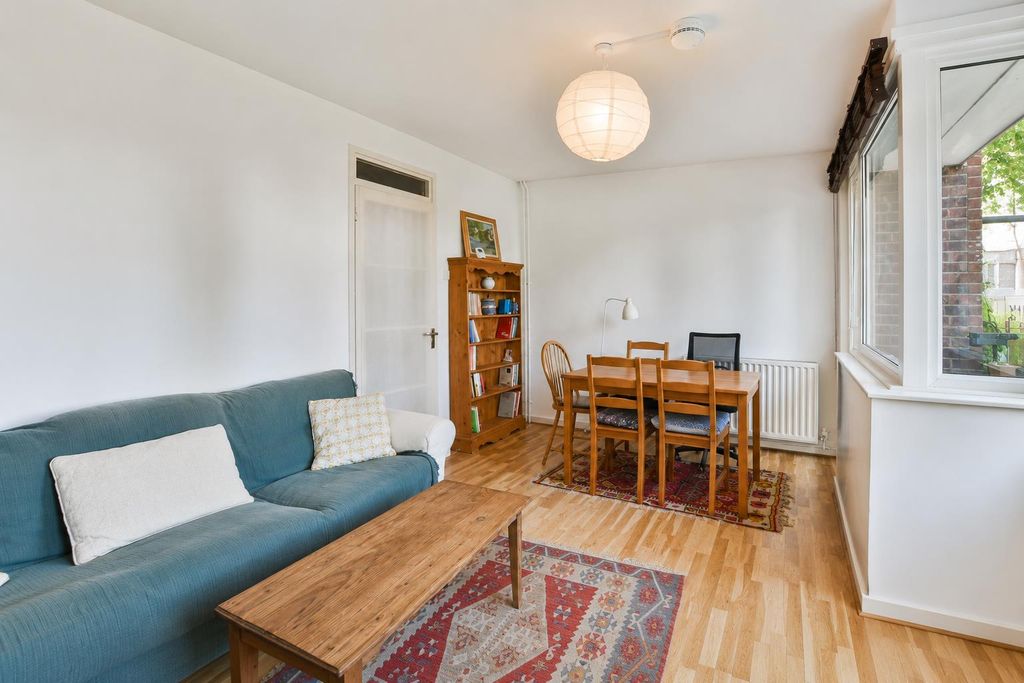 Property photo 2 of 20 Chaucer Court N16B7A0.Png
