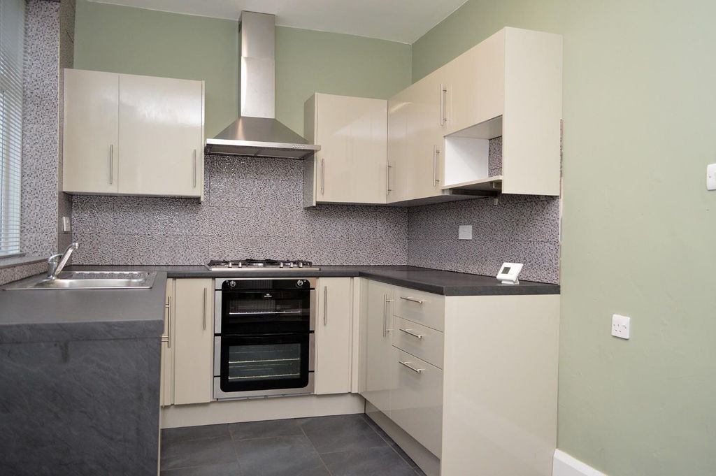Property photo 3 of 10 Kitchen