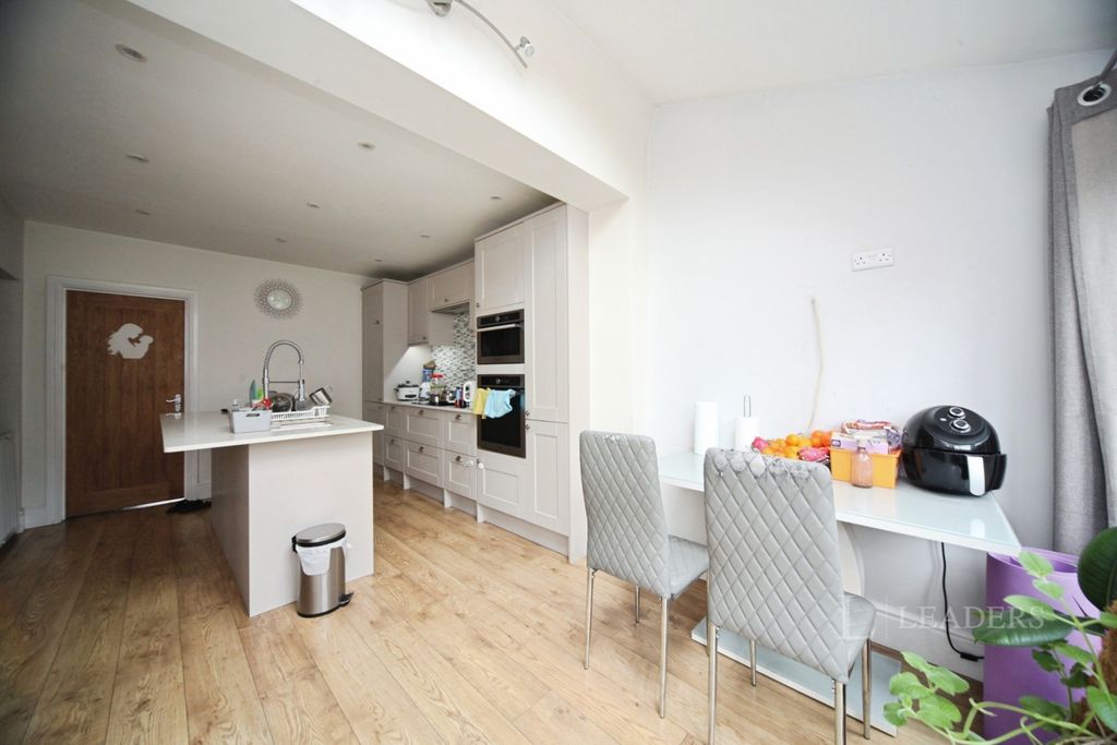 Property photo 3 of 8 Pbox-Img.Jpg