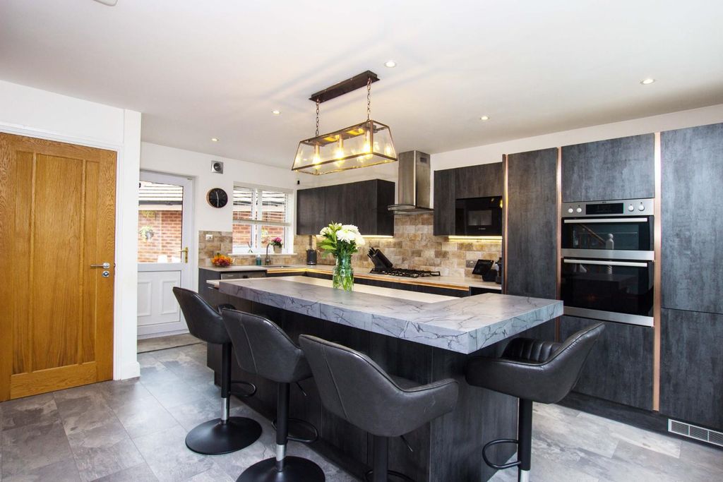 Property photo 2 of 33 Hindle Street (1).Jpg