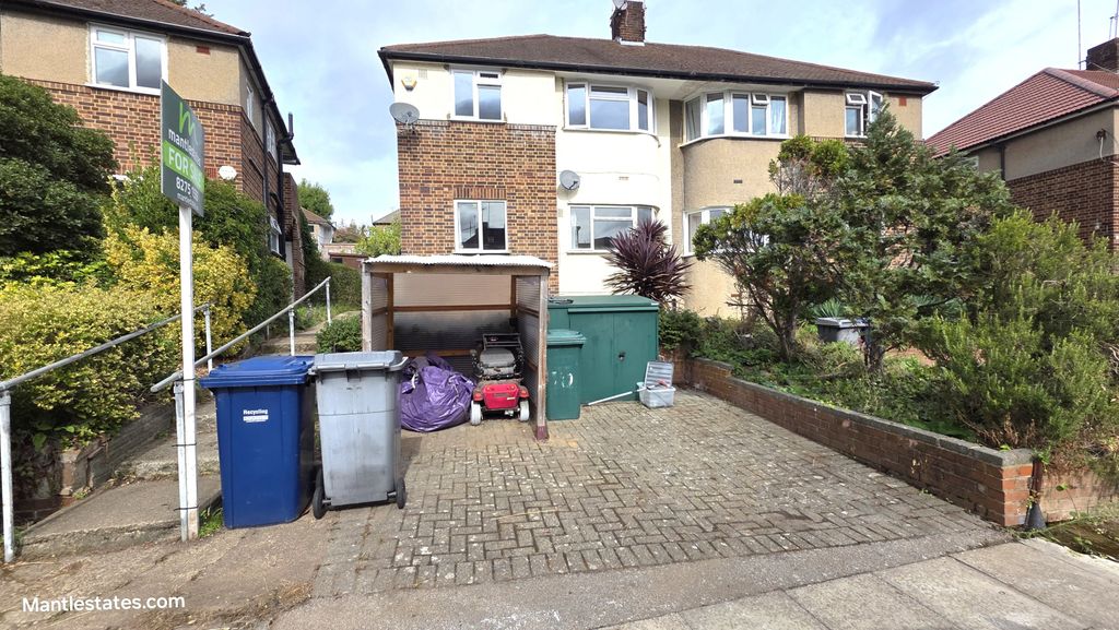 Property photo 1 of 13 2 Bedroom Ground Floor Maisonette For Sale Avondale Avenue, East Barnet En4