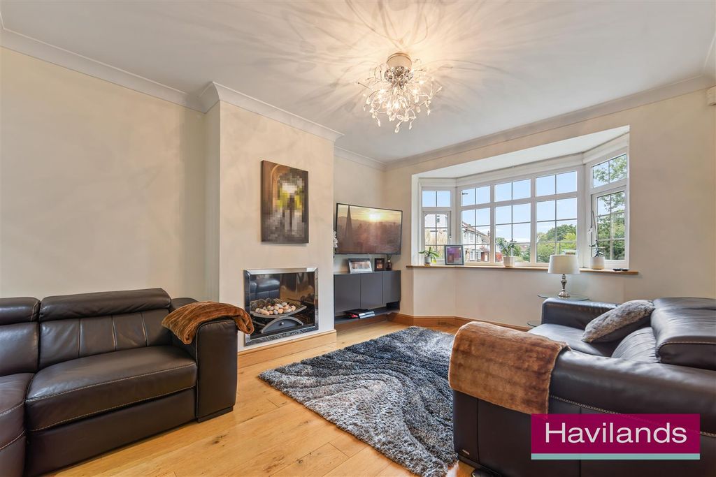 Property photo 2 of 22 Cotswold Way-13.Jpg