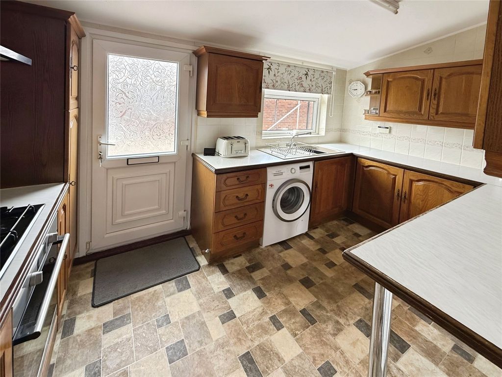 Property photo 3 of 10 Kitchen